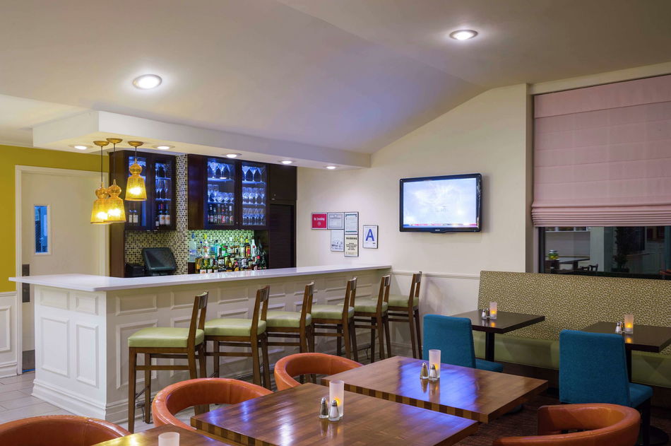 Hilton Garden Inn Queens/JFK Airport Bar