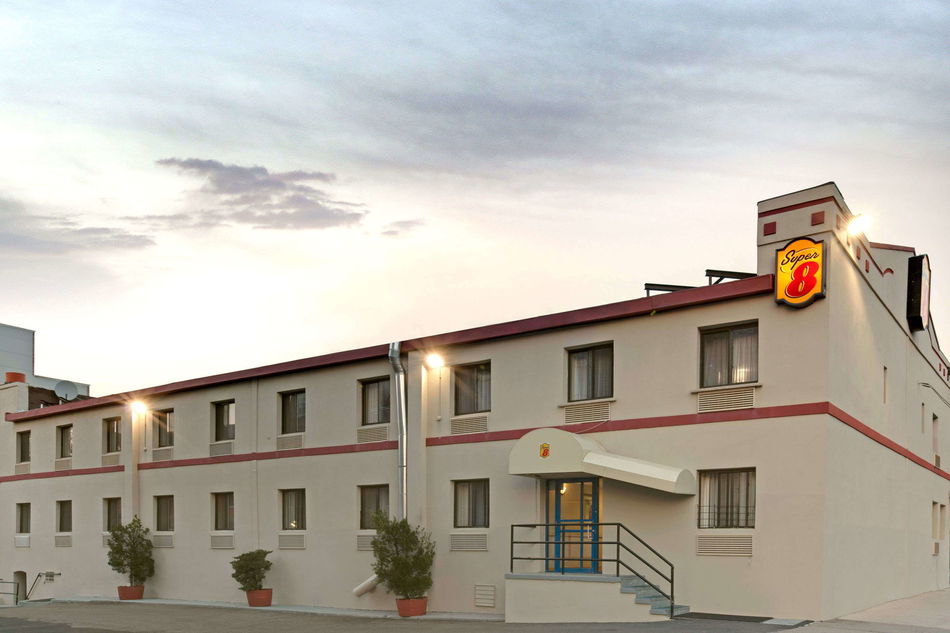 Super 8 by Wyndham Long Island City LGA Hotel Exterior
