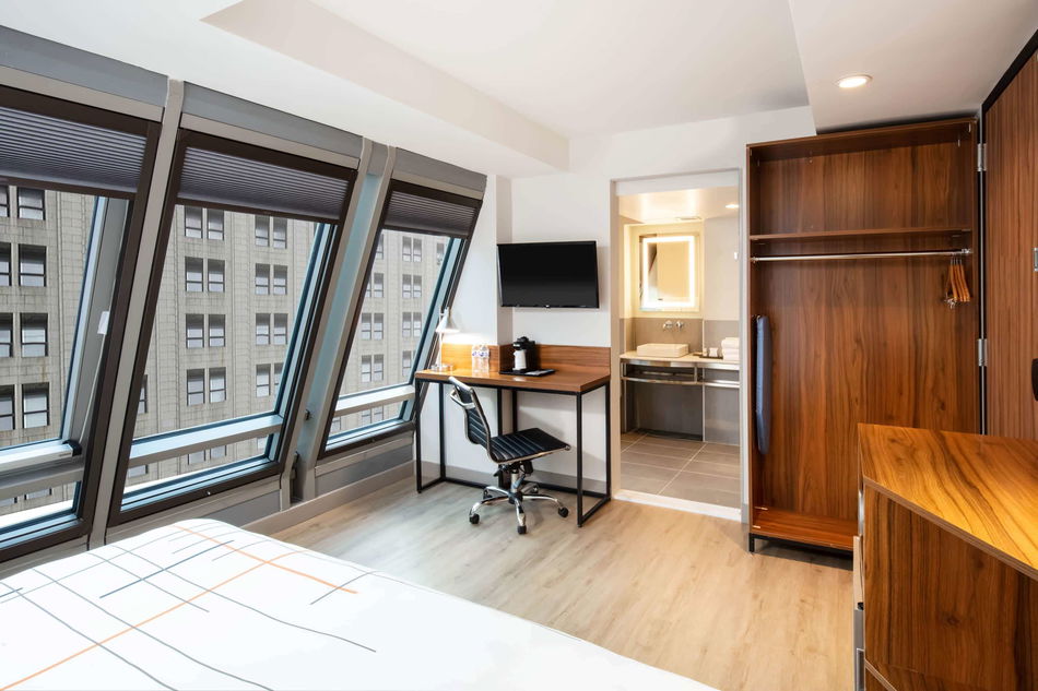 La Quinta Inn & Suites by Wyndham Times Square South Room Example