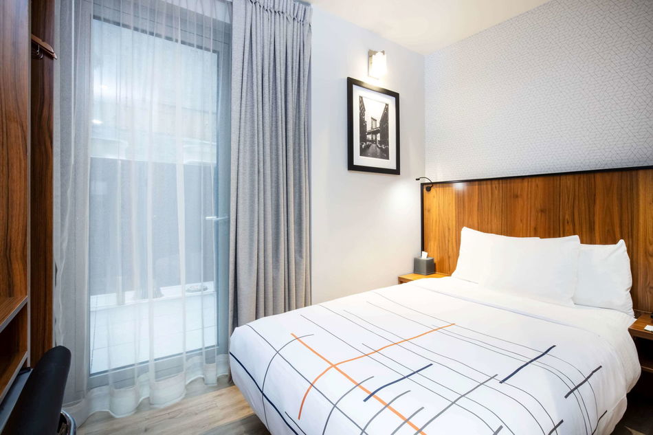La Quinta Inn & Suites by Wyndham Times Square South Room Example