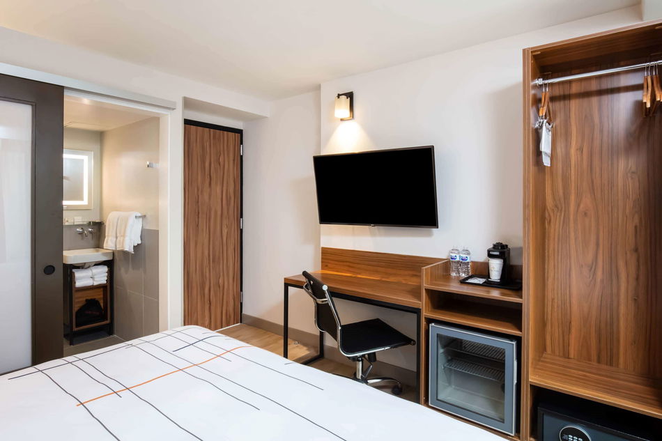 La Quinta Inn & Suites by Wyndham Times Square South Room Example