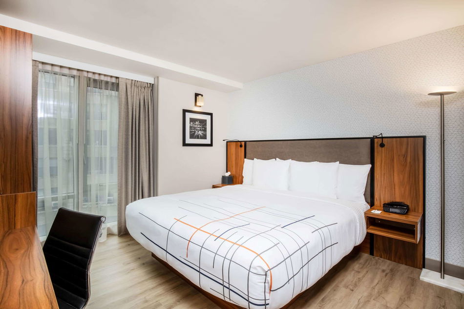 La Quinta Inn & Suites by Wyndham Times Square South Room Example