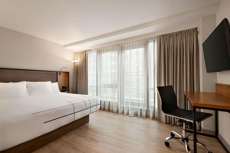 La Quinta Inn & Suites by Wyndham Times Square South Room Example