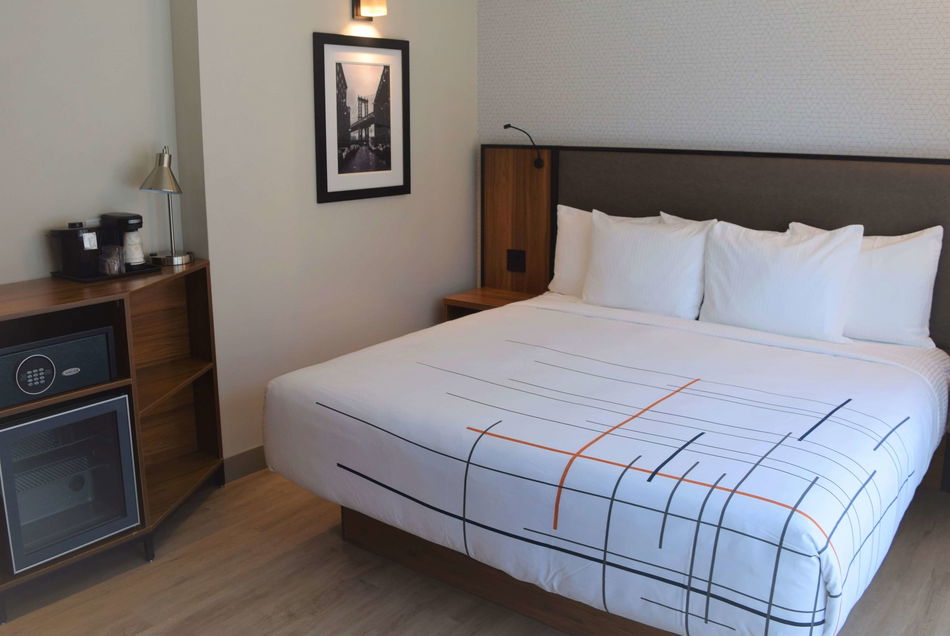 La Quinta Inn & Suites by Wyndham Times Square South Room Example