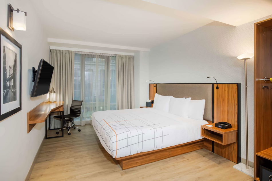 La Quinta Inn & Suites by Wyndham Times Square South Room Example