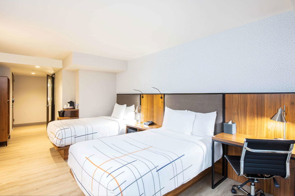 La Quinta Inn & Suites by Wyndham Times Square South Room Example