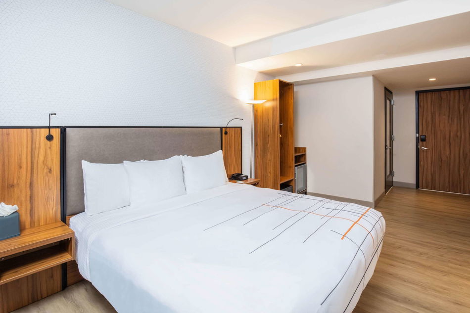 La Quinta Inn & Suites by Wyndham Times Square South Room Example