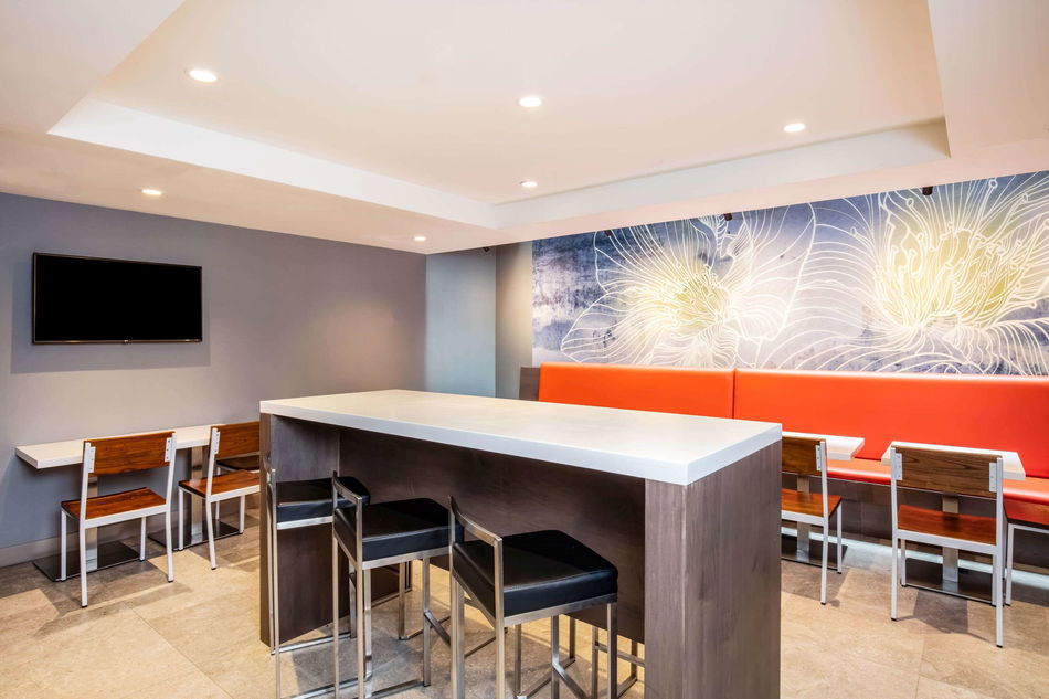 La Quinta Inn & Suites by Wyndham Times Square South Conference Room