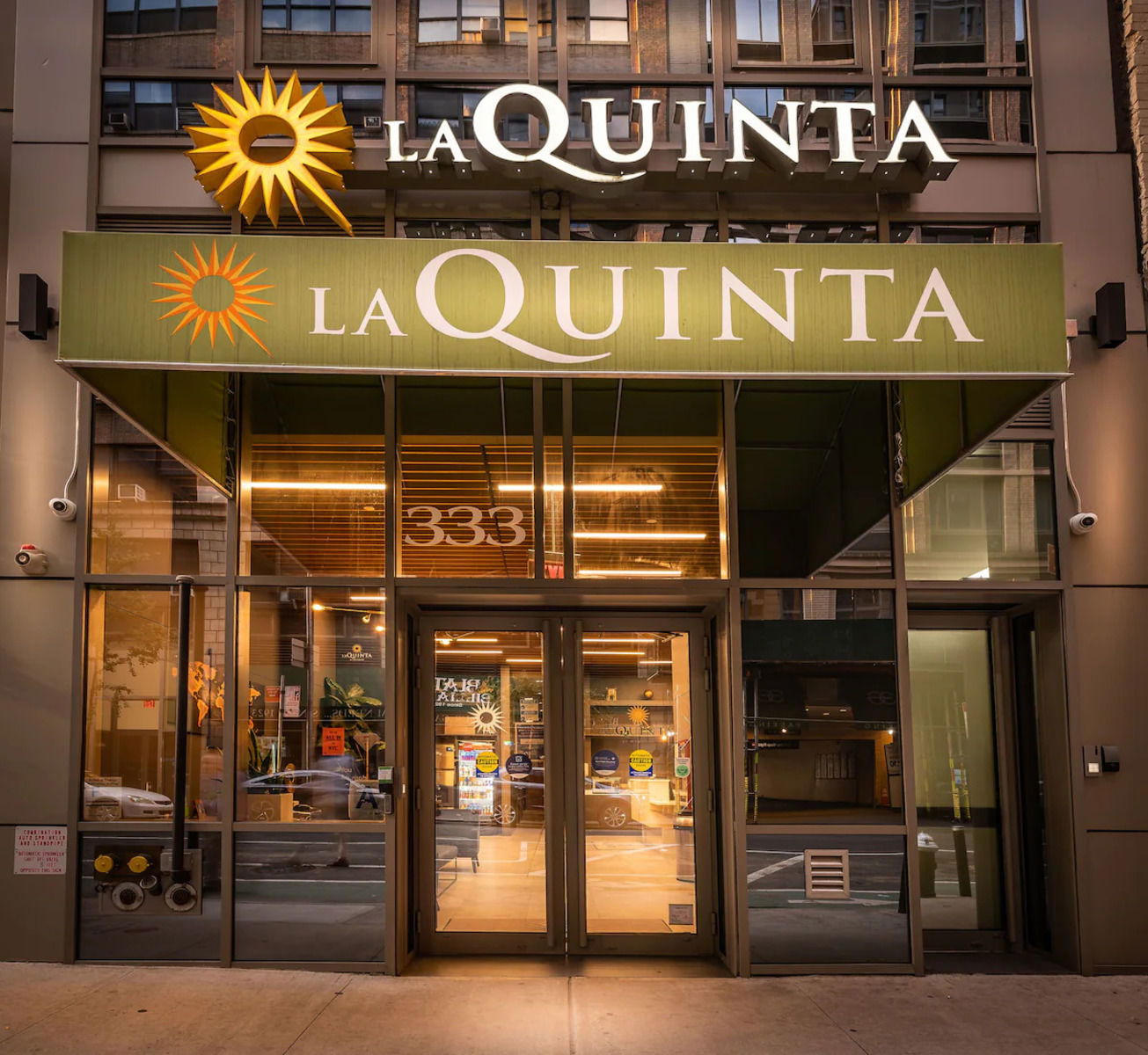 La Quinta Inn & Suites by Wyndham Times Square South Exterior
