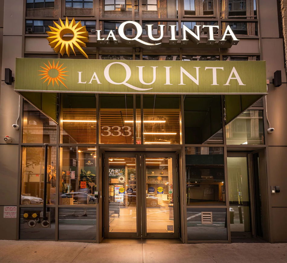 La Quinta Inn & Suites by Wyndham Times Square South Exterior