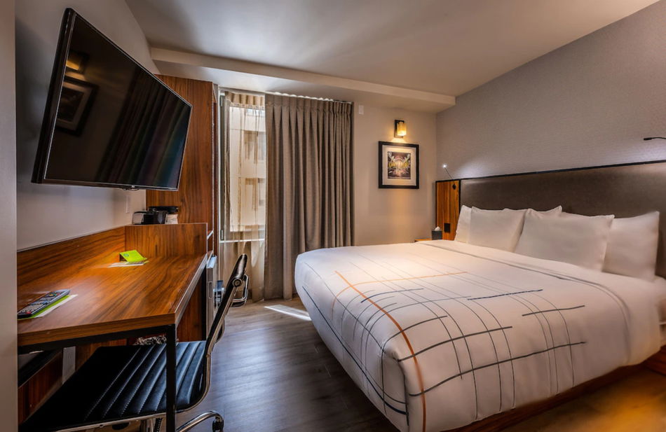 La Quinta Inn & Suites by Wyndham Times Square South Room Example