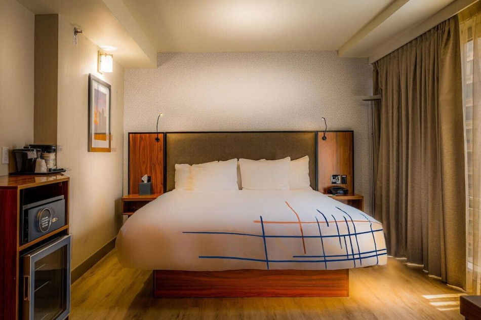 La Quinta Inn & Suites by Wyndham Times Square South Room Example