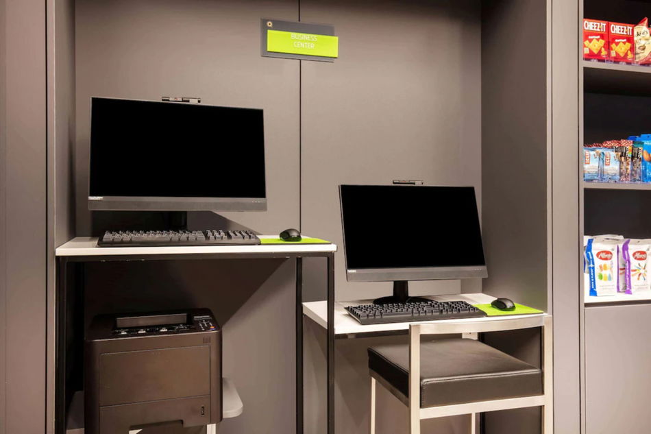La Quinta Inn & Suites by Wyndham Times Square South Conference Room