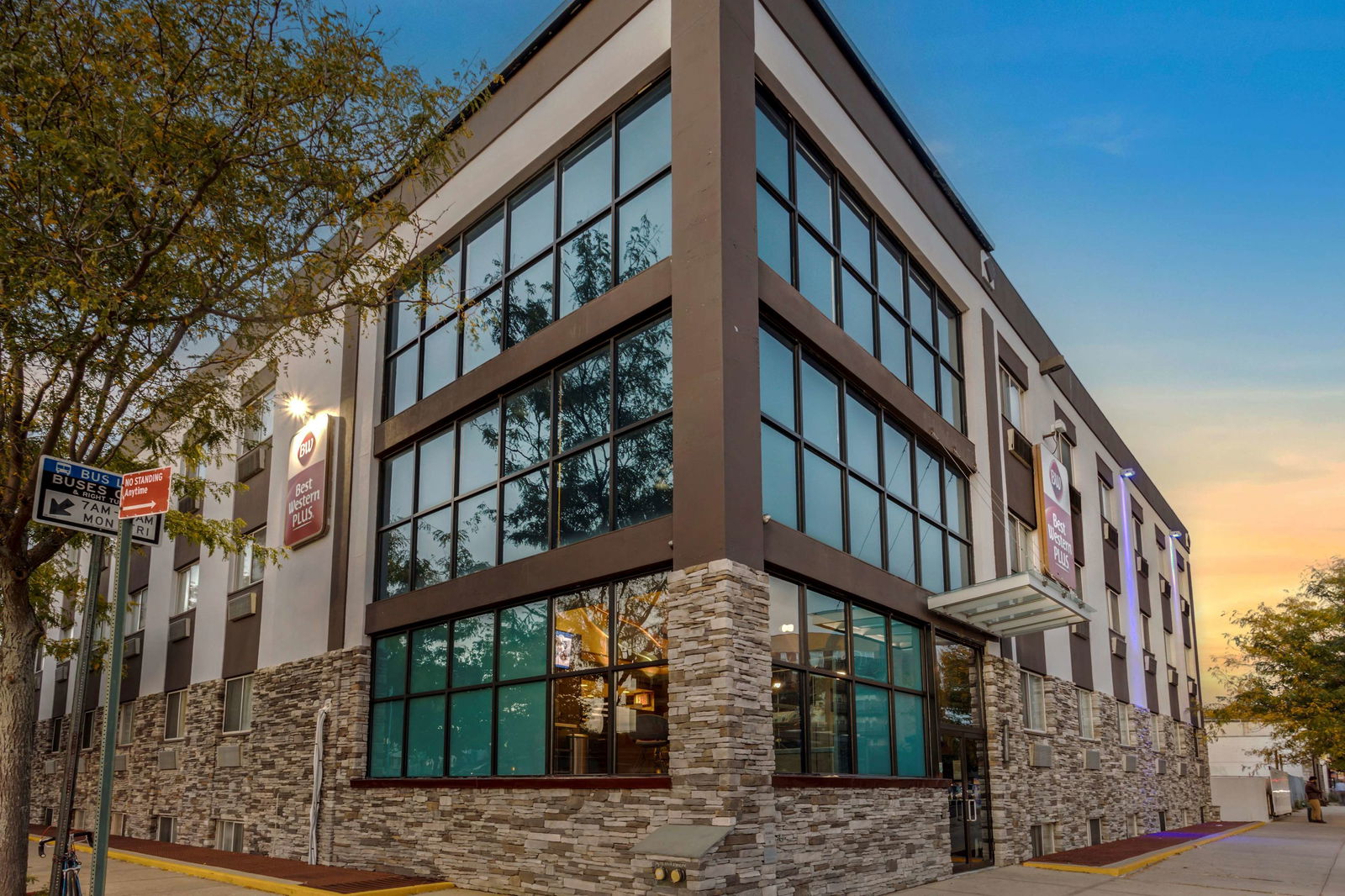 Best Western Plus Brooklyn Bay Hotel Exterior
