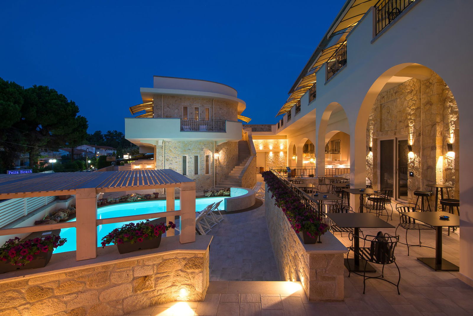 Hotel Neikos Luxury Suites