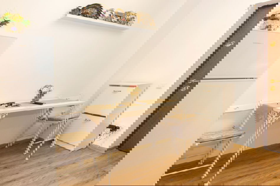 2206940-tineretului-apartment-by-mrg.jpg