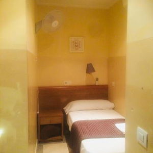 Sejur Hostal Mont Thabor vacanta Barcelona